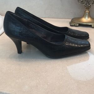 Black patent leather pump
